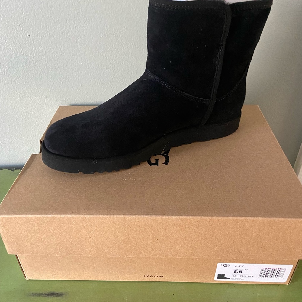 UGG - Womens 8.5 - Cory II